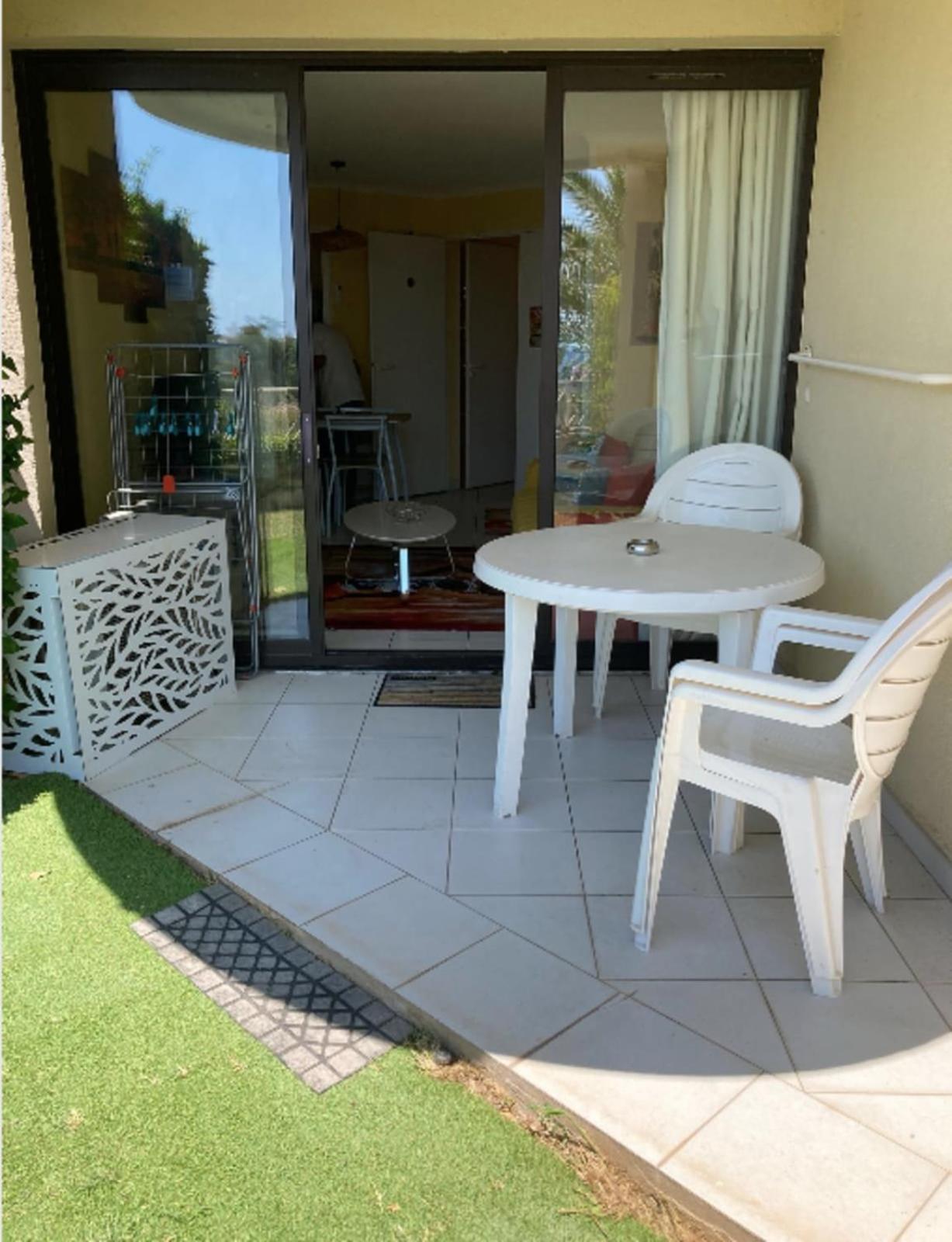 Pretty With Garden Close To The Sea *